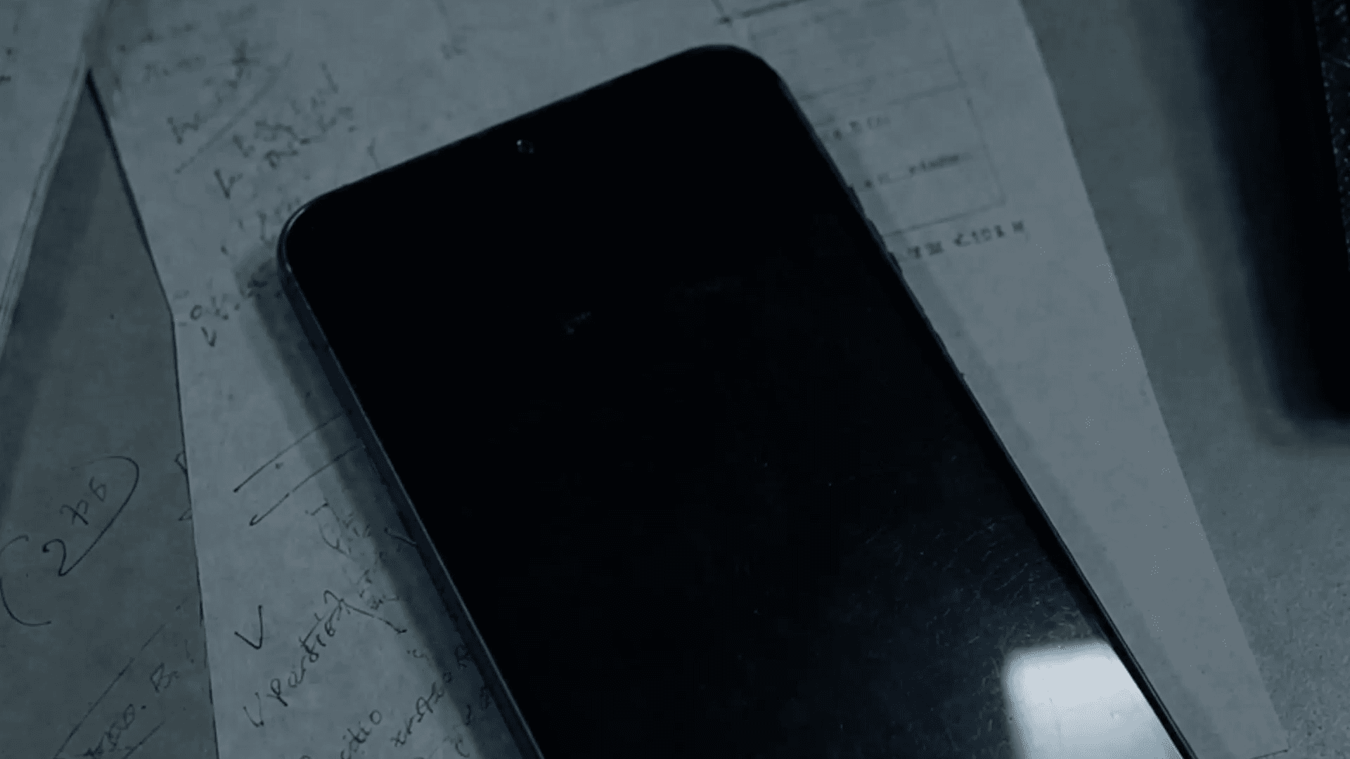 Teléfono sobre una mesa, imagen del video